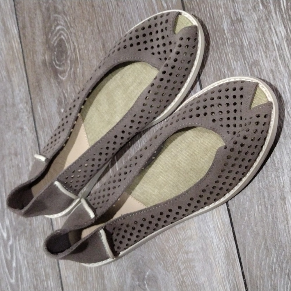 Cape Cod Shoe Supply Co. grey perforated leather flats. Mint condition. Size 6